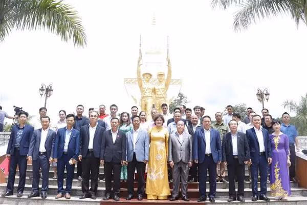 Vietnamitas en Laos rinden homenaje a los mártires connacionales ảnh 1