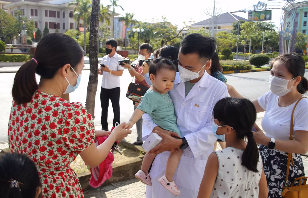 La solidaridad en tiempos de COVID-19: virtud del pueblo vietnamita ảnh 1