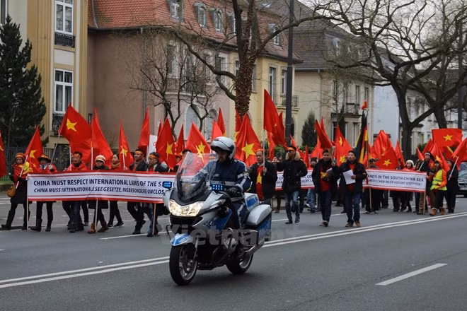 Vietnamitas residentes en Europa solicitan debate de cuestión del Mar del Este en Cumbre del G20 ảnh 1