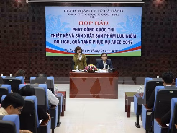 Entregan premios a obras ganadoras del concurso de diseño de obsequios para APEC 2017 ảnh 1