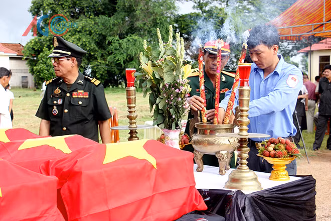 Repatrían restos de combatientes vietnamitas caídos en Camboya ảnh 1