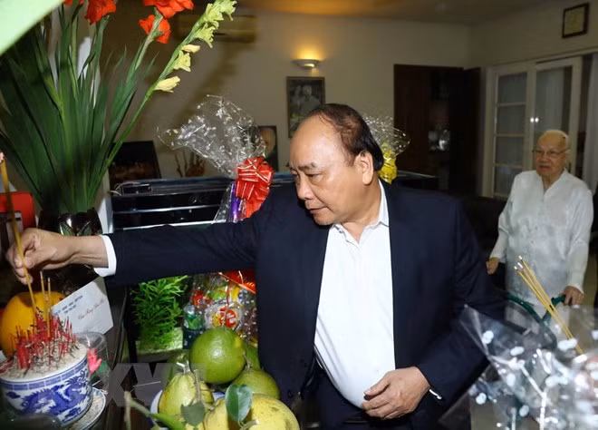 Premier de Vietnam rinde homenaje a extintos dirigentes del Partido Comunista y gobierno ảnh 1 Premier de Vietnam rinde homenaje a extintos dirigentes del Partido Comunista y gobierno ảnh 1