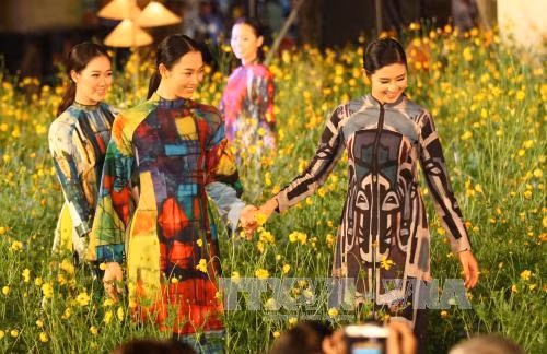 Ao dai vietnamita reaparece en la vida cotidiana ảnh 1