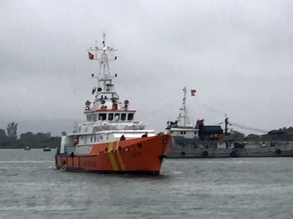 Rescatan a pescadores vietnamitas accidentados en aguas nacionales ảnh 1
