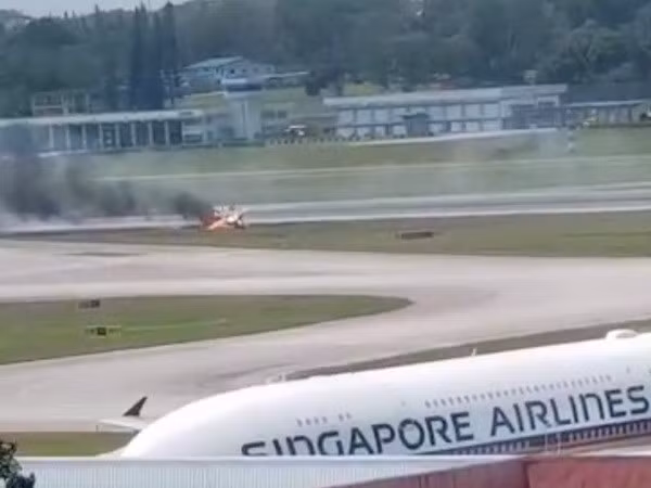 Suspenden vuelos en aeropuerto singapurense Changi por accidente en exposición de aviación ảnh 1