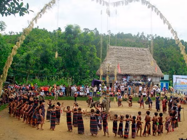 Centenares de artistas participan en Festival primaveral de etnias en provincia vietnamita ảnh 1