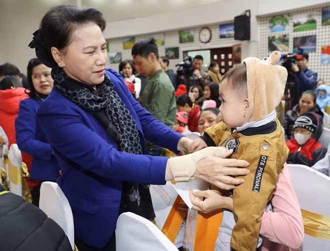 Presidenta parlamentaria visita niños con cáncer en ocasión del Tet ảnh 1 Presidenta parlamentaria visita niños con cáncer en ocasión del Tet ảnh 1