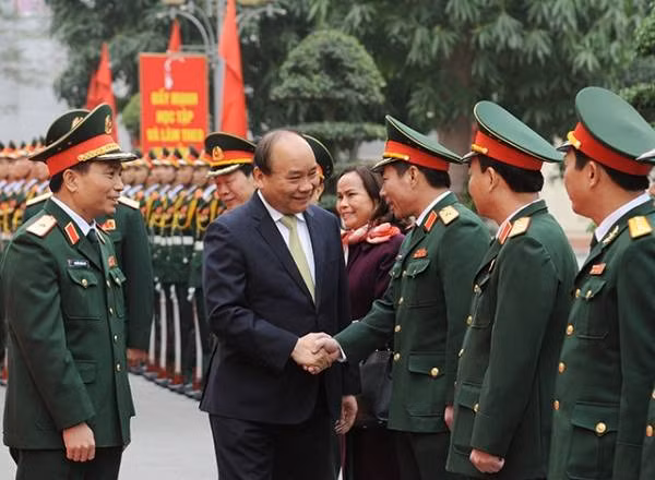 Premier vietnamita resalta trabajo de Comandancia de Hanoi ảnh 1