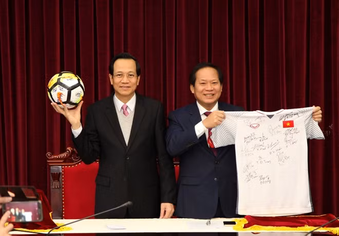 Premier vietnamita subastará camiseta de selección nacional por motivo caritativo ảnh 1
