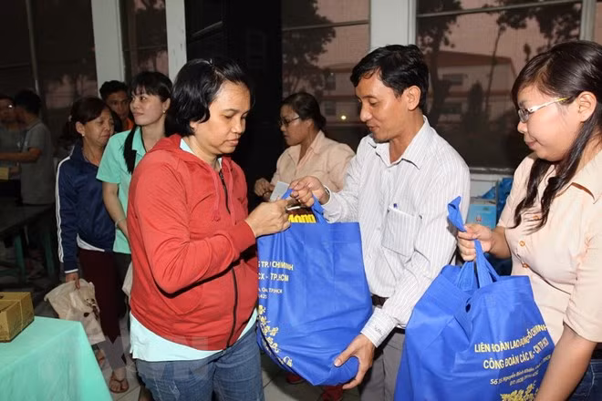 Ciudad Ho Chi Minh entregan regalos a trabajadores menos favorecidos con motivo del Tet ảnh 1