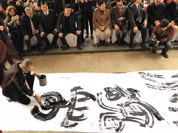 Exhiben en Hanoi obras caligráficas ảnh 1
