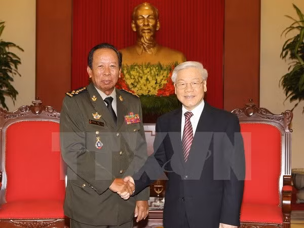 Líder partidista recibe a ministro cambodiano de Defensa ảnh 1