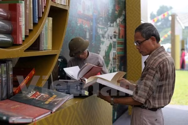 Hábito de lectura en jóvenes vietnamitas en tiempo de las redes sociales ảnh 1 Hábito de lectura en jóvenes vietnamitas en tiempo de las redes sociales ảnh 1