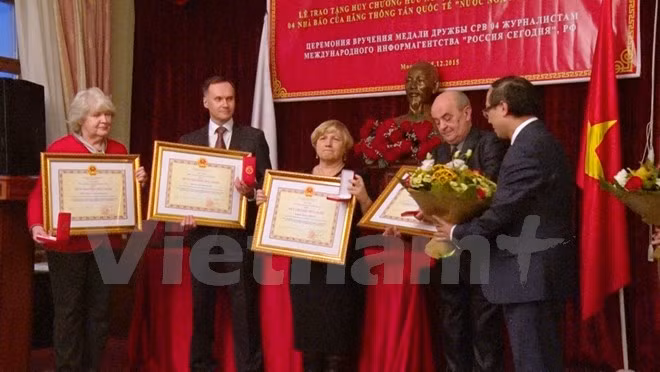 Periodistas rusos galardonados con medallas de amistad de Vietnam ảnh 1 Periodistas rusos galardonados con medallas de amistad de Vietnam ảnh 1
