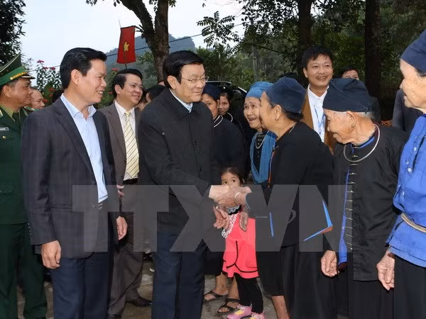 Presidente visita aldea de cultura-turismo en Ha Giang ảnh 1