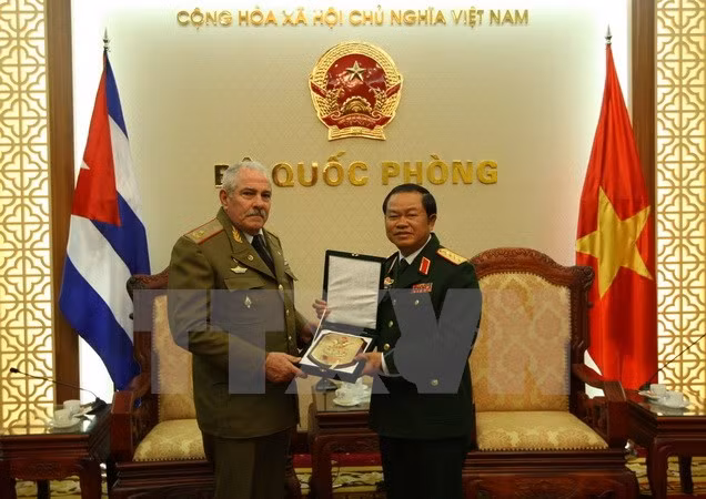 Alto oficial vietnamita destaca cooperación militar con Cuba ảnh 1