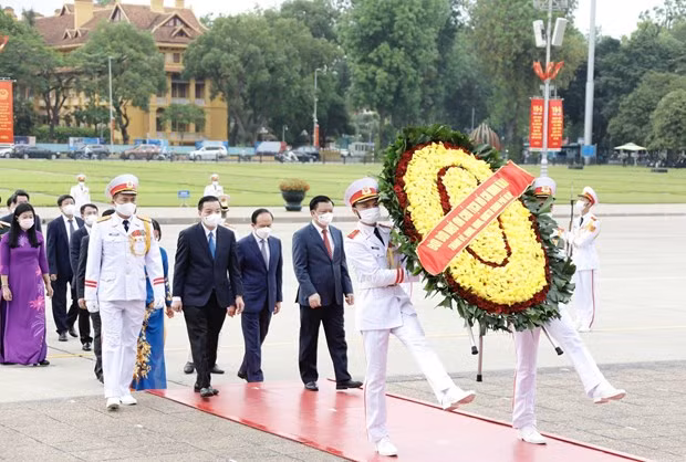 Líderes vietnamitas rinden homenaje al Presidente Ho Chi Minh por el 131 aniversario de su natalicio ảnh 4