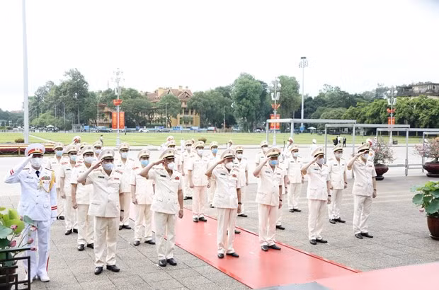 Líderes vietnamitas rinden homenaje al Presidente Ho Chi Minh por el 131 aniversario de su natalicio ảnh 5
