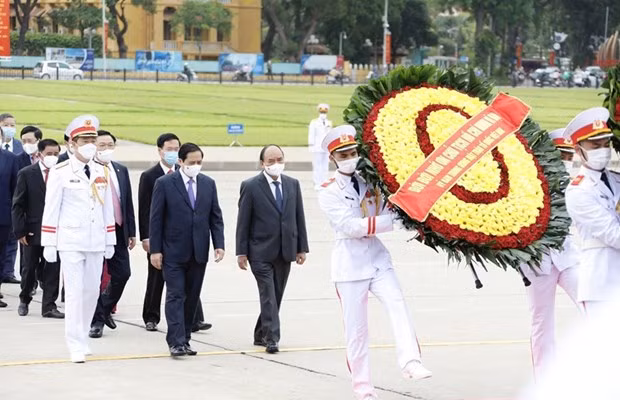 Líderes vietnamitas rinden homenaje al Presidente Ho Chi Minh por el 131 aniversario de su natalicio ảnh 1