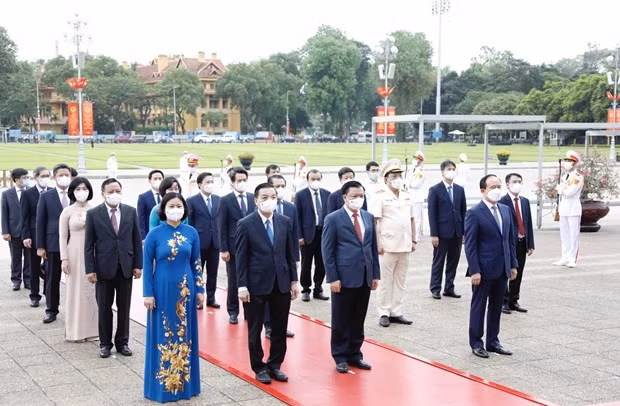 Líderes vietnamitas rinden homenaje al Presidente Ho Chi Minh por el 131 aniversario de su natalicio ảnh 3