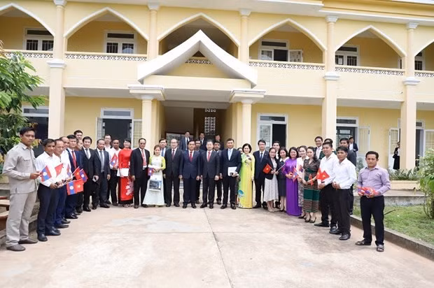 Entregan escuela financiada por ciudad vietnamita a Laos ảnh 1