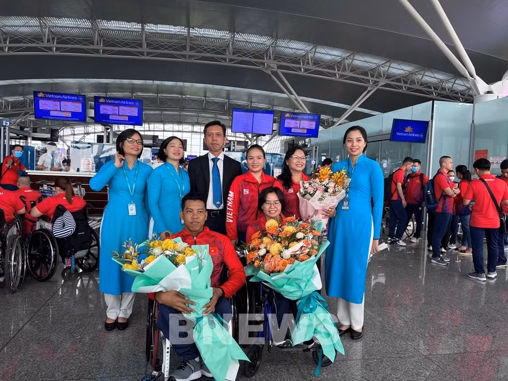  Vietnam Airlines acompaña a atletas vietnamitas a los XI Juegos Paralímpicos de la ASEAN ảnh 1