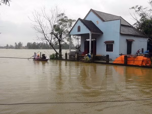 Trece muertos por inundaciones y fuertes lluvias en región central de Vietnam ảnh 1 Trece muertos por inundaciones y fuertes lluvias en región central de Vietnam ảnh 1