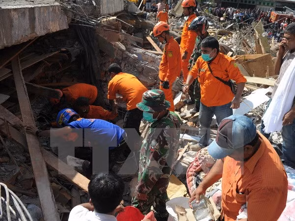 Más de ocho mil heridos y muertos por terremoto en Indonesia ảnh 1 Más de ocho mil heridos y muertos por terremoto en Indonesia ảnh 1