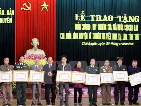 Conceden distinciones de Laos a combatientes voluntarios vietnamitas ảnh 1