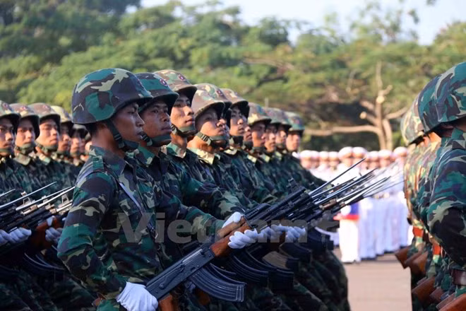Líder laosiano exhorta por modernización del ejército ảnh 1