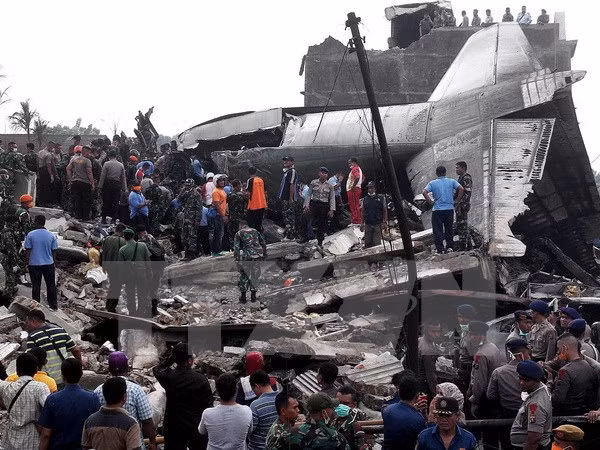 Trece muertos tras accidente del avión militar en Indonesia ảnh 1