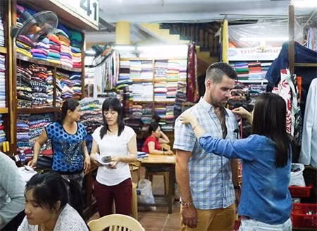 Experimentan confección de ropa a medida en Hoi An ảnh 1