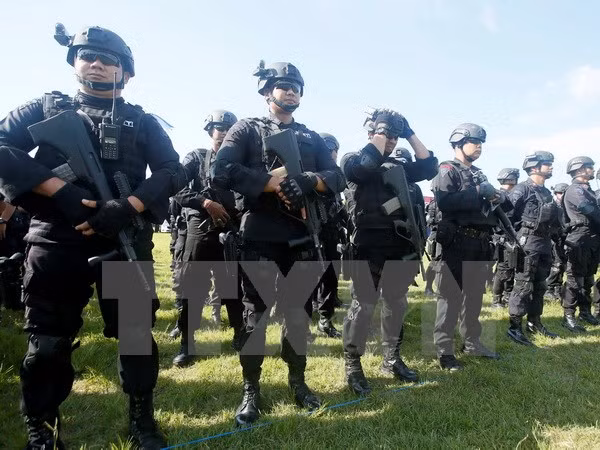 Indonesia intensa vigilancia policial en sitios públicos para una Navidad segura ảnh 1 Indonesia intensa vigilancia policial en sitios públicos para una Navidad segura ảnh 1