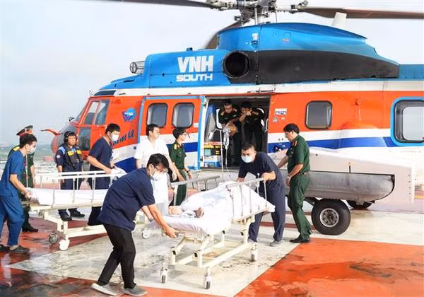 Pescadores en apuros en Truong Sa llevados al continente para recibir tratamiento ảnh 1