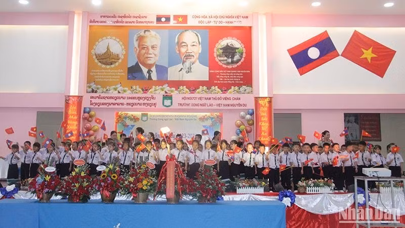 Comienza nuevo año escolar la escuela bilingüe laosiano-vietnamita ảnh 1 Comienza nuevo año escolar la escuela bilingüe laosiano-vietnamita ảnh 1