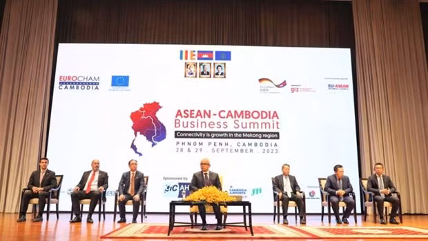 Celebran Cumbre de Negocios ASEAN-Camboya en Phnom Penh ảnh 1 Celebran Cumbre de Negocios ASEAN-Camboya en Phnom Penh ảnh 1