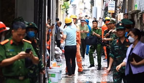 Premier urge a superar consecuencias e investigar causas de fatal incendio en Hanoi ảnh 1 Premier urge a superar consecuencias e investigar causas de fatal incendio en Hanoi ảnh 1