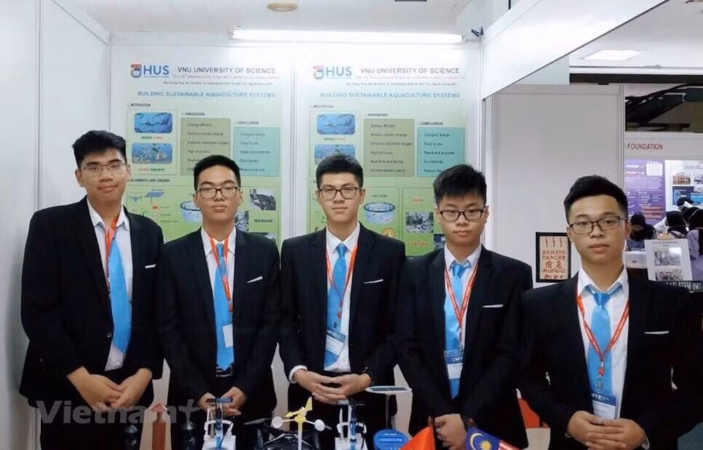 Estudiantes vietnamitas ganan medalla en concurso internacional de iniciativas e innovación en Malasia ảnh 1