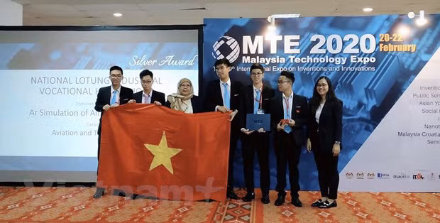 Estudiantes vietnamitas ganan medalla en concurso internacional de iniciativas e innovación en Malasia ảnh 3