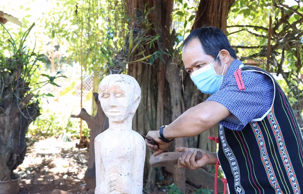 Estatuas de madera- arte único de las tierras altas centrales ảnh 1