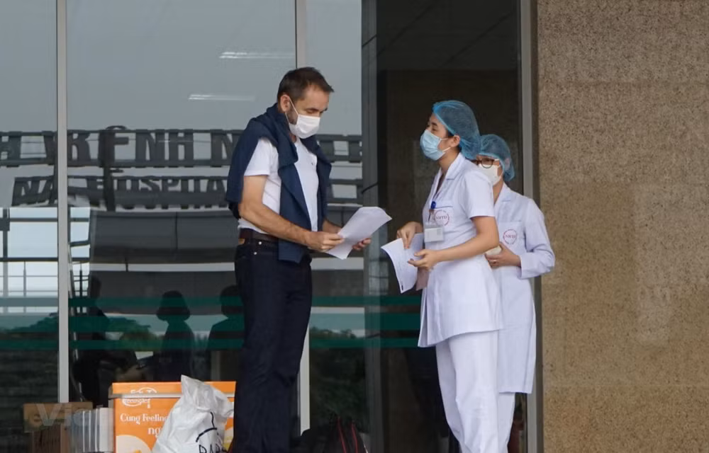 Diplomático francés comparte experiencias de tratamiento del COVID-19 en Vietnam ảnh 1