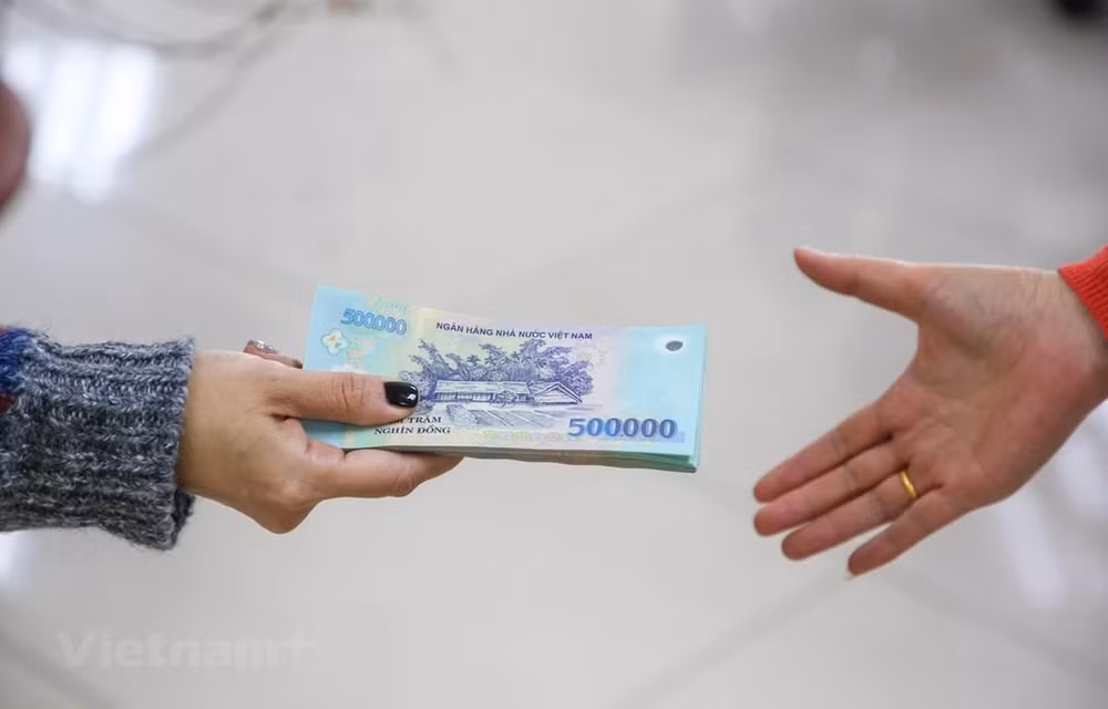 Alegría y duda entre trabajadores vietnamitas con aumento salarial ảnh 1