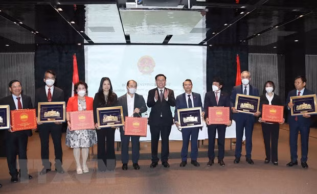 Máximo dirigente del Parlamento vietnamita se reúne con connacionales en Europa ảnh 2