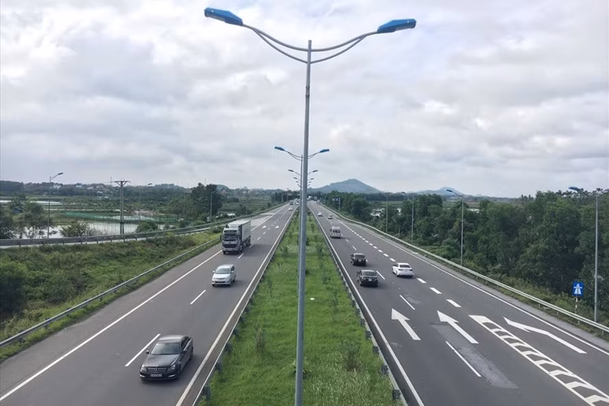 Fuerte desembolso de inversión pública, principal motor de crecimiento de Hanoi ảnh 1