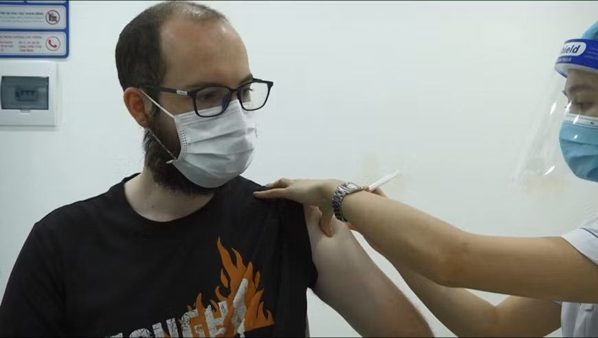 Ciudadanos extranjeros en Hanoi, felices de ser vacunados contra el coronavirus ảnh 1 Ciudadanos extranjeros en Hanoi, felices de ser vacunados contra el coronavirus ảnh 1