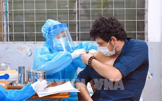 Hanoi facilita vacunación contra el COVID-19 para extranjeros ảnh 1