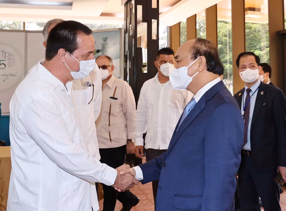 Presidente vietnamita visita el Centro de Ingeniería Genética y Biotecnología en Cuba ảnh 1