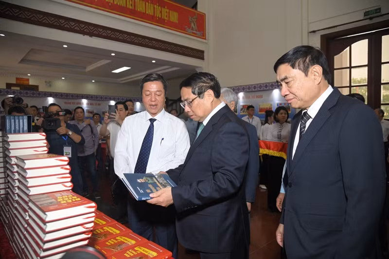 Libro sobre el General Vo Nguyen Giap se publica en cinco idiomas ảnh 1