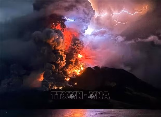 Volcán Ruang en Indonesia continúa arrojando cenizas ảnh 1 Volcán Ruang en Indonesia continúa arrojando cenizas ảnh 1