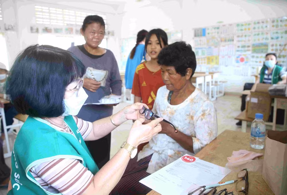  Empresas vietnamitas trabajan junto a personas desfavorecidas en Camboya ảnh 1